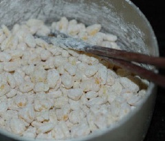 Trộn 50gr bột bắp với 50gr bột chiên giòn, thêm 1 muỗng cà phê bột custard. Cho bắp đã nhúng trứng vào, phủ bột đều khắp hạt bắp.