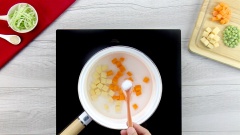 Cho 300ml nước, 30gr khoai lang cắt hạt lựu, 30gr cà rốt cắt hạt lựu, 1 muỗng cà phê đường, 1/2 muỗng cà phê muối vào nồi. Nấu khoảng 5 phút cho khoai và cà rốt chín.