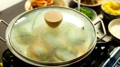 Lấy nắp đậy khuôn bánh khọt lại để 2 phút cho bánh chín. Sau đó dùng một chiếc muỗng nhỏ, xoay vòng quay bánh để bánh tróc ra khỏi khuôn rồi lần lượt lấy bánh ra ngoài. Tiếp tục đổ bánh khọt cho hết số bột và số nhân.