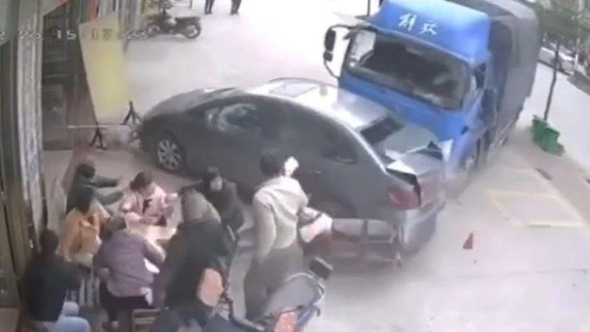 Tránh xe máy cắt ngang, xe tải lao lên vỉa hè húc văng nhóm người đang chơi bài - Tạp chí Doanh Nghiệp Việt Nam