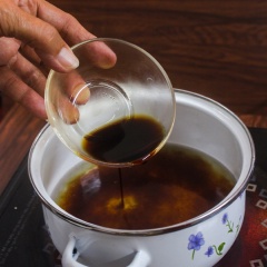 Bắc nồi cho 200ml nước vào nấu cho sôi. Thấy nước gần sôi thì cho nướng tương, đường, giấm vào quậy đều. Tiếp tục cho rau củ vào đảo đều khoảng 5 phút cho chín.