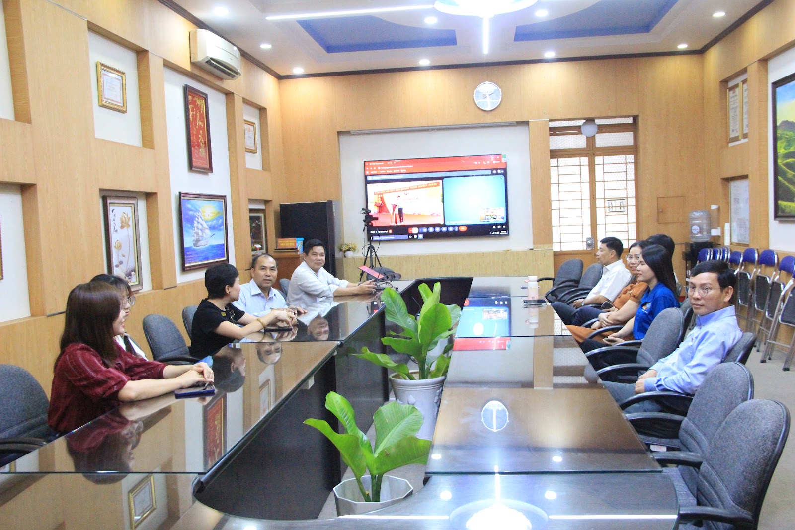 Lễ kết nạp Đảng viên mới tại Nghĩa trang Hàng Dương cho quần chúng Mai Anh Thy (CB1) và Lê Phương Thảo (CB5)