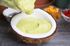 Cho hỗn hợp sinh tốt đã xay mịn ra ly (Mình thì dùng trái dừa khô còn cơm chặt đôi ra làm chén cho xinh nè).
