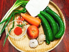 Trước tiên cho vào nồi gồm 3 muỗng canh bột nếp, 1/4 chén nước nhỏ, khuấy đều cho bột tan hết sau đó bật bếp nấu cho hỗn hợp sôi lên là tắt bếp. Lưu ý trong khi nấu bạn nên khuấy liên tục để hỗn hợp không bị vón cục, để cho nguội mới sử dụng.