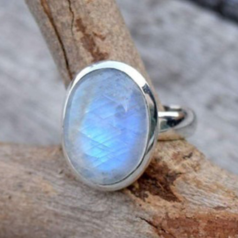 Ring mit Mondstein-Verzierung
