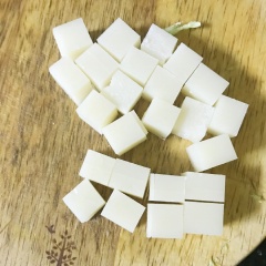 Cắt thanh mochi thành từng viên vuông nhỏ, vừa ăn. Gừng gọt vỏ, xắt sợi. Cho bắp cài bào vào tô bột cùng mochi và gừng đỏ. Trộn hỗn hợp đến khi bột phủ đều hết nguyên liệu.