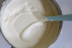 Cho 1/3 lượng lòng trắng trứng đánh bông vào âu bột gạo trộn đều. Sau đó đổ hỗ hợp bột gạo vừa trộn vào âu lòng trắng trứng. Bạn dùng phới dẹt nhẹ nhàng trộn cho hỗn hợp quyện với nhau (chú ý không để cho bọt khí bị xẹp).