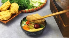 Dọn lẩu ra nồi nhỏ, khi ăn nhúng lẩu với mì trứng và các loại rau như rau tần ô, cải thảo...(tùy theo sở thích của gia đình bạn). Vị cay của ẩm thực Tứ Xuyên chính là tinh tuý làm nên thương hiệu của món ăn này. Còn chờ gì nữa mà không vào bếp và trổ tài ngay món lẩu gà hấp dẫn này cho cả gia đình nhé!