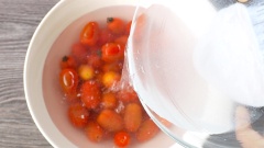 Pha 1 muỗng canh vôi vào 1.5 lít nước lọc, khuấy đều cho vôi tan vào nước. Để khoảng 15 phút cho vôi lắng xuống đáy, nước trong lên trên. Chế nước vôi trong vào cà chua, tiếp tục ngâm cà chua trong nước vôi 6 tiếng để tạo độ giòn cho cà chua.