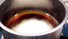 Đổ 1 chén nước lọc vào nồi caramel, thêm 400g đường trắng, 200g đường vàng, đun và khuấy đều cho đường tan hoàn toàn.