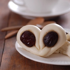 Cuối cùng, hấp bánh chín là ăn được rồi đó! Bánh bao chà là xinh xinh yêu yêu đây. Mềm xốp và thật ấm áp cho những ngày trời lạnh. Chúng mình cũng có thể thay thế chà là bằng các nguyên liệu ưa thích khác nha.
