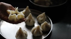 Kẹp vỏ bánh lại tạo thành hình cánh sao. Miết đầu trên của các cạnh vỏ bánh lại với nhau tạo thành chóp là hoàn tất khâu tạo hình cho bánh.