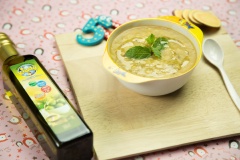 Tắt bếp, múc cháo ra chén, đợi cháo nguội bớt khoảng 5 phút. Cuối cùng thêm 1 muỗng cà phê dầu ôliu Kiddy vào cho bé dùng ngay.