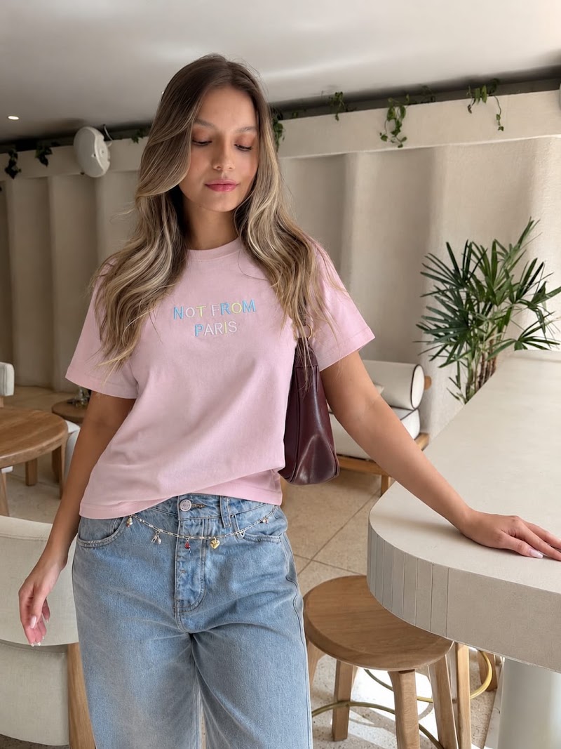 Remera estampada bordada "Not From Paris"