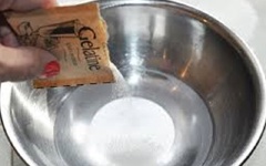 Đầu tiên, cho bột gelatine, 40ml nước đá lạnh vào 1 cái tô hoặc chén, khuấy đều.