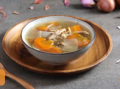 Múc canh ra bát và thưởng thức. Canh xương gà hầm rau củ là món ăn quen thuộc với bữa cơm của gia đình. Nước canh ngọt từ xương gà hầm cùng rau củ chín mềm, ăn nóng rất ngon. Thích hợp dùng trong những ngày lạnh.