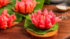 Khi bánh đã nở đều bạn vớt ra để ráo dầu, bánh trung thu hoa sen thưởng thức ngon hơn khi dùng cùng tách trà nóng. Hãy lưu lại công thức món bánh trung thu độc lạ này để thay đổi màu sắc mà vẫn mang sắc ấm cúng của mùa trung thu nhé!