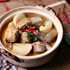 Bày rau ra dĩa. Múc gà vào thố, rắc chút hành, tiêu, ớt cắt khoanh (nếu thích), ăn với bánh mì hoặc bún. Gà nấu chao nấu xong thì ngon ơi là ngon, mùi nước dừa và gia vị át hết mùi chao, chỉ còn để lại vị chao rất đặc biệt. Gà mềm thơm. Khoai cao bở vừa phải. Nước dùng đậm đà. Khi ăn mình giữ nóng cả nồi trên bếp để nhúng rau muống vào nồi như nhúng lẩu, ăn thiệt là đã gì đâu.
