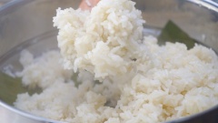 Vo sạch 400gr gạo nếp rồi ngâm với nước lạnh trong 4 tiếng (hoặc qua đêm) cho gạo nếp nở mềm, sau đó để ráo nước. Chuẩn bị xửng hấp, lót bên trên xửng một tấm lá chuối hoặc đặt một chiếc dĩa, đổ gạo nếp vào, thêm 80ml nước cốt dừa và 1/2 muỗng cà phê muối vào cùng, trộn đều. Đậy nắp hấp gạo nếp khoảng 20 phút cho chín mềm. Lúc này bạn đã có phần xôi dẻo thơm mùi nước cốt dừa để chuẩn bị làm xôi chiên rồi đấy.