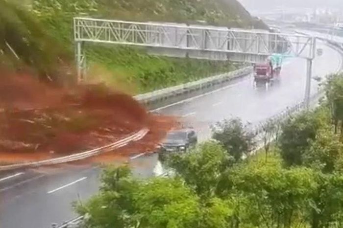 Đất đá tràn xuống cao tốc, ô tô thoát nạn trong tích tắc - Tạp chí Doanh Nghiệp Việt Nam