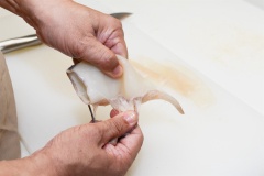 Mực làm sạch và cắt bỏ phần râu, tiếp đến lột bỏ phần da mực. Cắt mực ra làm 4 phần. Lột vỏ tôm và lấy chỉ lưng. Cắt bí đỏ thành từng lát dày 7-8mm. Cắt cà tím theo chiều dọc và thành từng phần bằng nhau. Remove the foot of the squid and peel off. Cut the squid into four pieces. Peel the shrimp and get rid of vein of the shrimp. Cut the pumpkin from 7mm to 8 mm thick. Put the kitchen knife vertically while turning on the eggplant and cut into sectors.