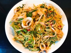 Cho gỏi ra dĩa, ăn kèm với bánh phồng tôm, hoặc ăn kèm với cơm như salad cũng thú vị lắm ạ. Chúc cả nhà thành công với cách làm Gỏi xoài tôm mực kiểu Thái.
