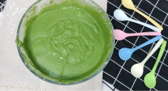 Cho 200g bột nếp vào tô + 5g bột matcha