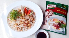 Thành phẩm: Cơm chiên tơi hạt không bị khô, gia vị vừa ăn thơm lừng mùi sả, giòn giòn của đậu phụ của nấm rất ngon miệng & lạ (nếu thích thì ăn cơm rưới thêm ít nước tương).
