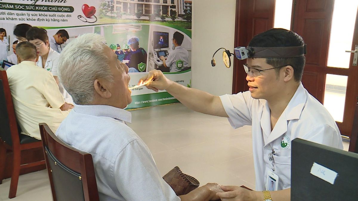 Nhiều người dân phát hiện bệnh qua khám sức khỏe miễn phí - Đài Phát thanh và truyền hình Hà Nội