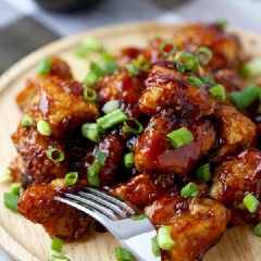 Rắc hành lá băm lên nữa là xong rồi, dọn dùng nóng với salad hoặc với cơm đều ngon. Gà sốt mè là một món ăn thơm ngon và hấp dẫn. Nguyên liệu dễ tìm, cách chế biến đơn giản mà không tốn nhiều thời gian, phù hợp cho trẻ em cũng như người lớn trong nhà.Các bạn hãy thử xem nhé.