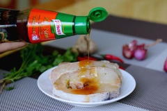 Cá lóc mua về rửa sạch khử mùi tanh, để ráo nước. Sau đó ướp với 30ml xốt nêm đậm đặc thịt heo Knorr, 2 muỗng cà phê hành tím băm, 10ml nước mắm , 4 trái ớt hiểm, 10g đường cát trắng, 1 muỗng dầu ăn. Để cá thấm 15 phút.