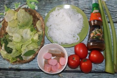 Chuẩn bị nguyên liệu đầy đủ. Rửa sạch dọc bạc hà, lột bỏ vỏ rồi thái miếng mỏng. Cà chua rửa sạch, thái múi cau. Chả cá, xúc xích cắt miếng vừa ăn. Rau xà lách, rau thơm rửa sạch để ráo nước