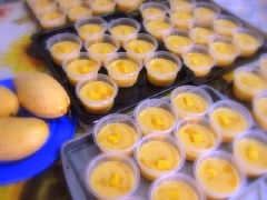 Cho phần xoài xay vào nồi gelatine, cho thêm kem whipping đã chuẩn bị, khuấy đều. Sau đó rót hỗn hợp vào các hộp nhỏ có nắp. Hoặc vào các cốc ngắn và cho vào tủ lạnh, để ít nhất 2 hoặc 3 giờ.