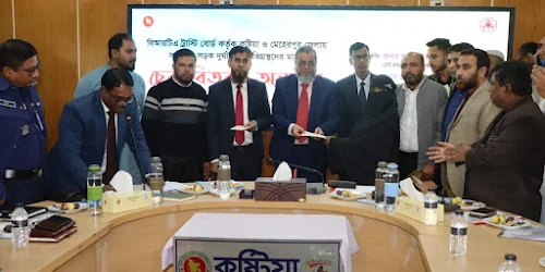 কুষ্টিয়ায় সড়ক দুর্ঘটনায় ক্ষতিগ্রস্তদের মাঝে চেক বিতরণ 