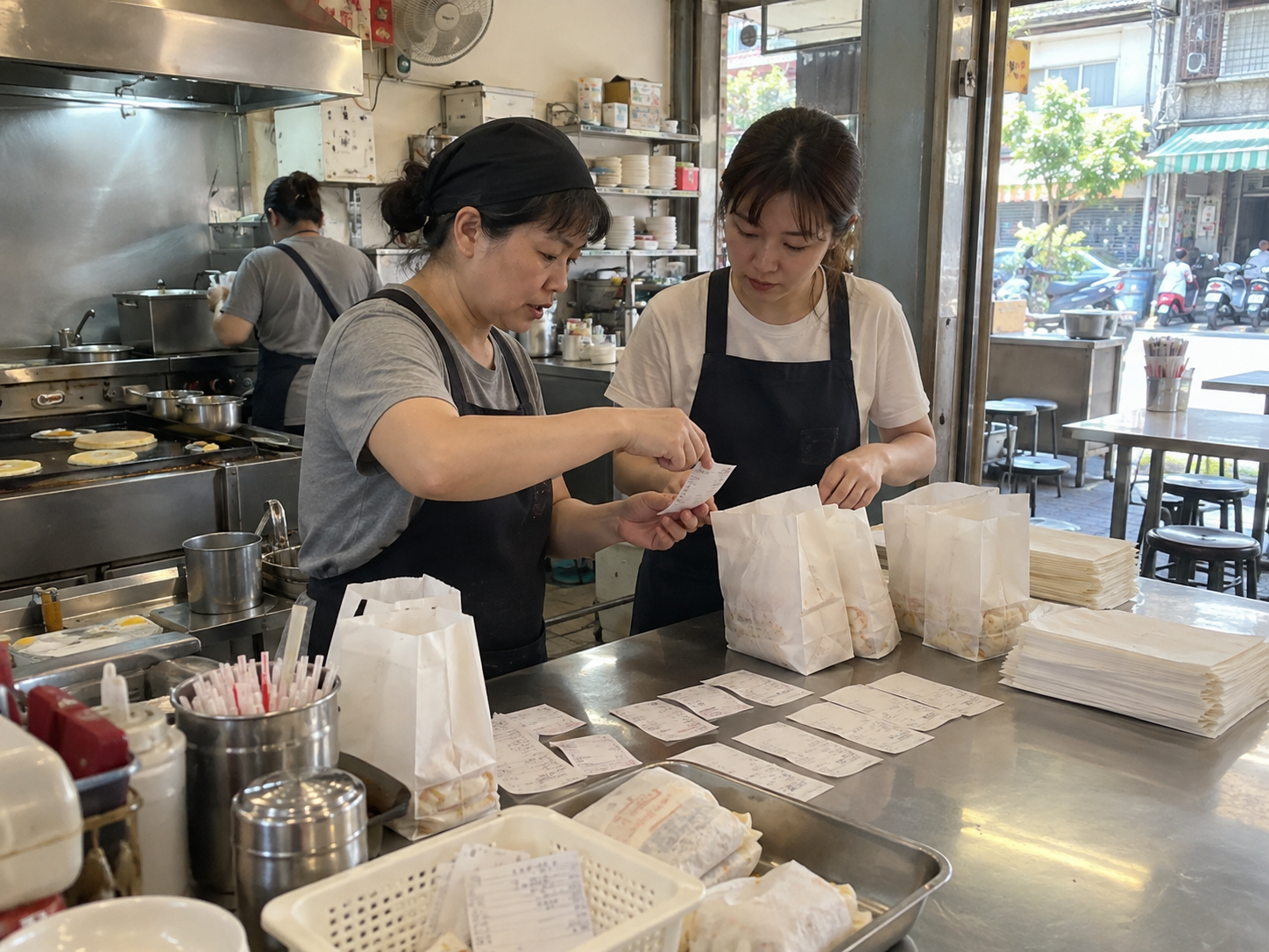 有經驗的早餐店員工向支援人員示範核對外帶訂單