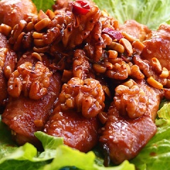 Khi chảo hơi cạn nước thì đổ hạt hồ đào, thả thêm hành lá cùng mè trắng vào đun trong 1 phút rồi tắt bếp. Xếp rau xà lách trang trí dưới đĩa rồi đổ cánh gà xào hạt óc chó lên và ăn khi còn nóng.
