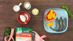 Tôm tươi lột vỏ, xẻ giữa bỏ chỉ lưng, rửa sạch. Phần đầu tôm giữ lại mang đi nấu nước dùng. Bắc chảo nóng, cho vào 1 muỗng canh dầu ăn, cho phần đầu tôm vào xào đỏ, sau đó thêm vào 400ml nước lọc, nấu 15 phút để lấy nước dùng.