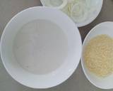 Hành tây lột vỏ và rửa sạch. Cắt hành tay thành từng lát tròn mỏng, rồi tay hành ra sao tạo thành hình vòng như những khoanh mực. 
- Cho bột chiên giòn và nước vào tô khuấy đều sao cho ra hỗn hợp sánh sệt là được.