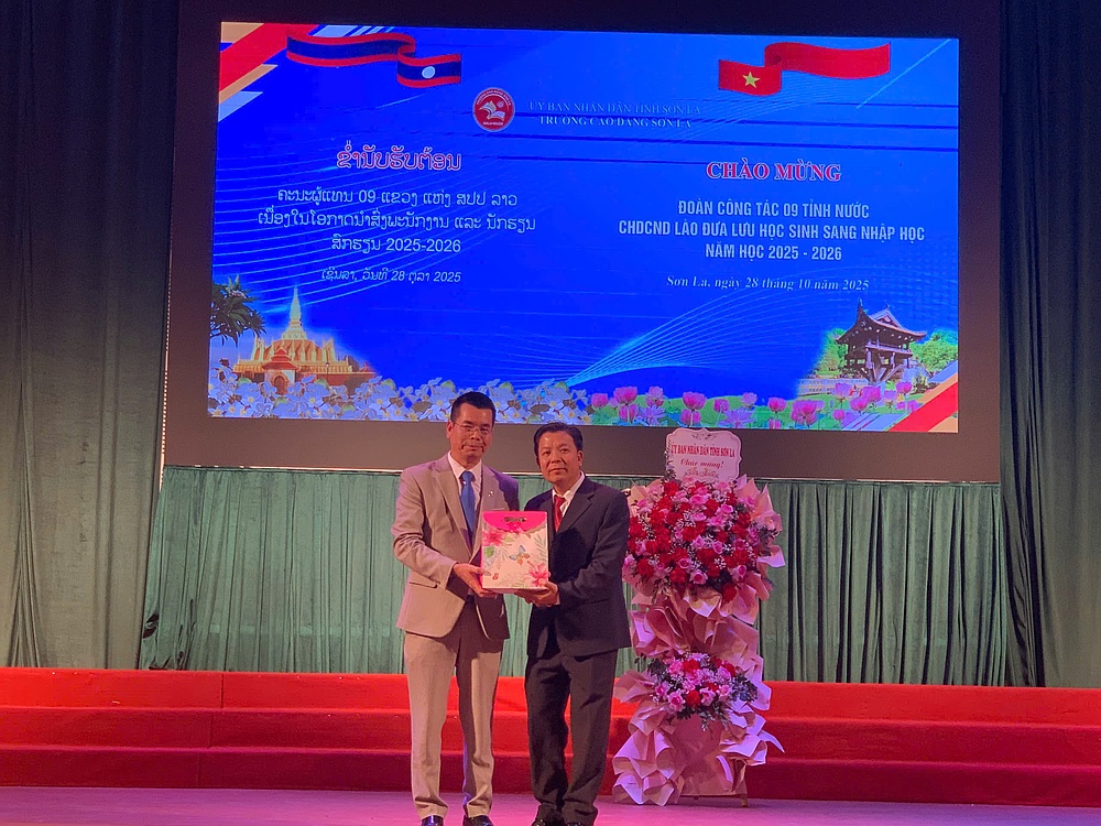 Trường Đại học Tây Bắc đón tiếp, làm việc với đoàn công tác các tỉnh nước CHDCND Lào và lưu học sinh nhập học năm học 2025 - 2026