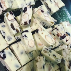 Món kẹo nougat thơm ngon này gần đây được các chị em rất lưu tâm và hỏi tìm cách làm. Nhiều người áp dụng thử và rất thành công luôn nhé! Nếu không dùng mứt tết thì bạn có thể làm kẹo nhâm nhi và đãi khách cũng rất tiện lợi đấy!