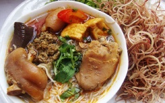 Khi dùng, cho bún ra tô, thêm giò heo và các nguyên liệu đã chuẩn bị rồi rưới nước dùng vào cho vừa ăn. Ăn kèm với rau sống và mắm tôm.