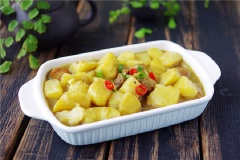 Múc cà ri gà đơn giản ra tô và dùng nóng với cơm. Món cà ri gà đơn giản có thịt gà chín dai béo, khoai tây bùi bùi, quyện cùng nước súp cà ri thơm ngon, đậm đà, cực hấp dẫn. Ngoài ăn với cơm thì món cà ri gà có thể ăn cùng với bún tươi, bánh mì rất tuyệt vời nhé.