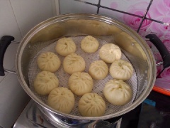 Đặt bánh bao vào xửng, đập nắp vung, ủ tiếp trong 15 phút. Sau đó đun sôi, bánh bao hấp trong khoảng 12 phút. Để yên khoảng 3 phút rồi mở nắp ra, lấy bánh khỏi xửng.