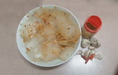 Cuối cùng là bày ra dĩa là bạn có thể dùng ngay món bánh tráng sa tế tỏi thơm ngon này rồi. Cuối tuần vừa xem phim vừa nhâm nhi bánh tráng với một ly coca thì thật tuyệt phải không nào.