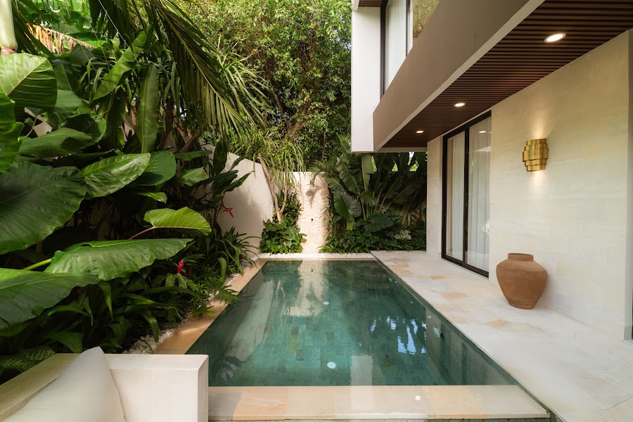 Private pool and timber deck at La Calma villa in Uluwatu
