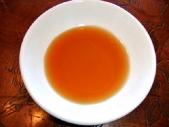 Hòa tan 2 muỗng canh nước mắm, 1 muỗng canh nước lọc, 1 muỗng canh đường trắng, 1 muỗng canh giấm, 1 muỗng canh nước cốt chanh trong chén, khuấy đều.
