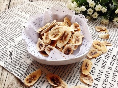 Snack chuối sấy khô với những lát chuối giòn rụm. Tranh thủ những lúc rảnh rỗi bạn có thể làm ngay vài mẻ snack chuối bảo quản kín trong hũ dùng dần trong thời gian dài. Có thể dùng làm mứt Tết cũng được.