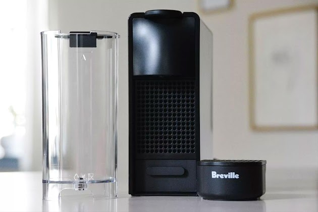 Piezas de Nespresso Essenza Mini expuestas en un mostrador blanco