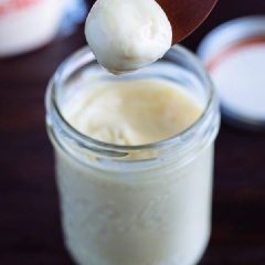 Sốt mayonnaise kiểu Nhật cưc kì đơn giản và dễ thực hiện mà hương vị chuẩn, ngon không kém gì sốt được bán ở ngoài cửa hàng đồ Nhật đâu đấy. Chị em nào là tín đồ sốt mayonnaise thì lưu lại công thức này nha.