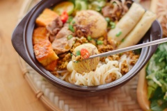 Nhìn tô bún thật hấp dẫn và ngon miệng quá đúng không? Nhưng mình dám chắc không chỉ phần nhìn mà hương vị cũng cực kì xuất sắc đấy nhé. Nước riêu thanh, hột vị lộn béo ngậy, thịt bò mềm thơm cùng với riêu cua ngon xuất thần, ăn ngay khi còn nóng để cảm nhận trọn vẹn vị ngon của món ăn này.